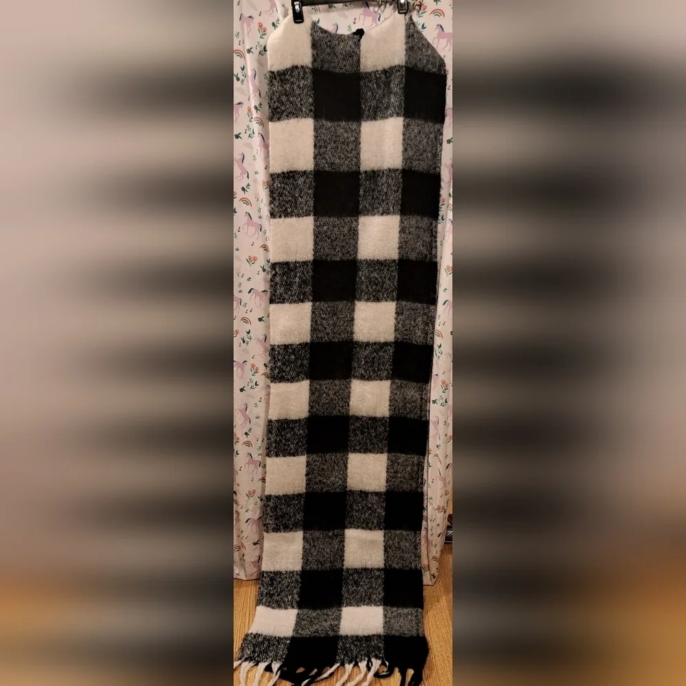 EUC Steve Madden Black & White Plaid Fluffy Winter Casual Preppy Blanket Scarf